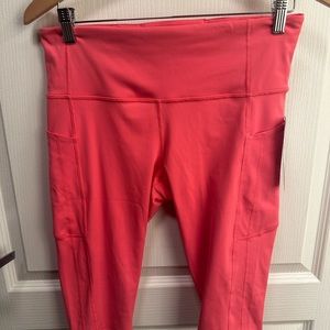 023 NWT ATHLETA Ultimate Stash Crop 3/4 leggings.  Size large.